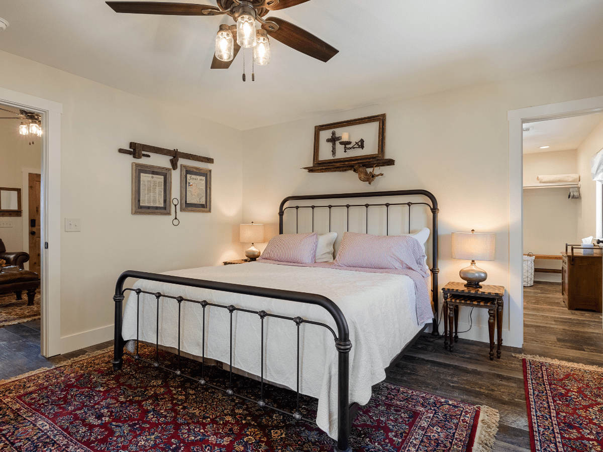 Image of king bed in hotel room at Inn at sunset mill ranch