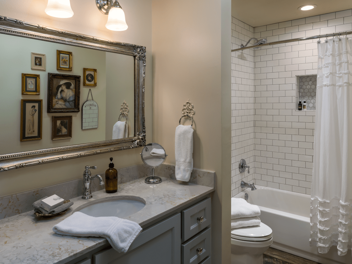 Inn_at_Sunset_Mill_Ranch_Wimberley_Hotel_sunset_room 2 - Inn at Sunset Mill Ranch Image of bathroom in Sunset room at wimberley lodging inn at sunset mill ranch